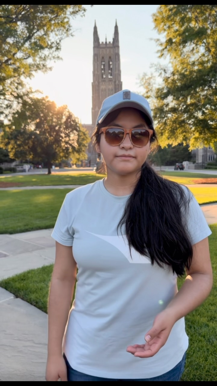 🏕️🇺🇸 Conoce a Ale, una de nuestras primeras participantes del programa Camp Counselor en Estados Unidos.

En este video, nos cuenta un poco de su experiencia y cómo fue vivir un verano diferente, trabajando, compartiendo con niños y jóvenes de distintas partes del mundo y creando recuerdos que se quedan para siempre. ✨

¿Y qué es Camp Counselor?
Es mucho más que un trabajo de verano: es una oportunidad para vivir en EE. UU., desarrollar nuevas habilidades, conocer personas de todo el mundo y crecer tanto personal como profesionalmente.

🌎 Una experiencia internacional que combina aventura + trabajo + aprendizaje + diversión.

¿Te imaginas viviendo tu próximo verano así? 🇺🇸🏕️
Tu primera gran experiencia puede empezar aquí.