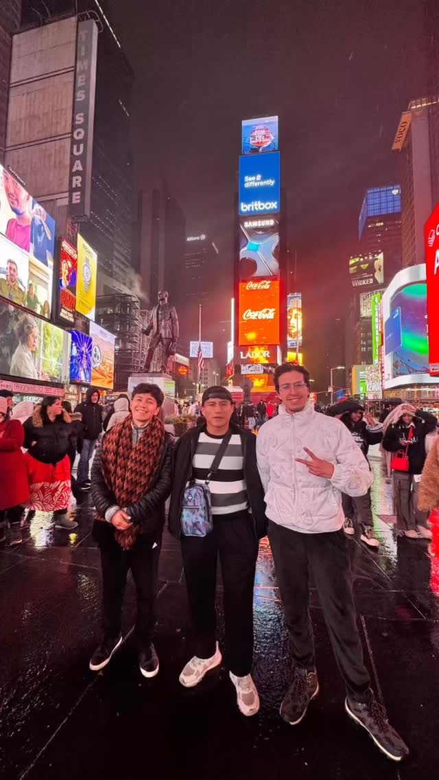 🗽 My First Experience in New York City ✨
Así empezó la aventura de nuestros participantes: su primera vez en NYC, caminando por la ciudad, creando recuerdos y dando el primer paso de lo que sería una experiencia inolvidable en Estados Unidos 🇺🇸

Si tú también quieres que tu historia empiece así, esta puede ser tu first experience.
📩 Contáctanos y súmate a la próxima aventura.