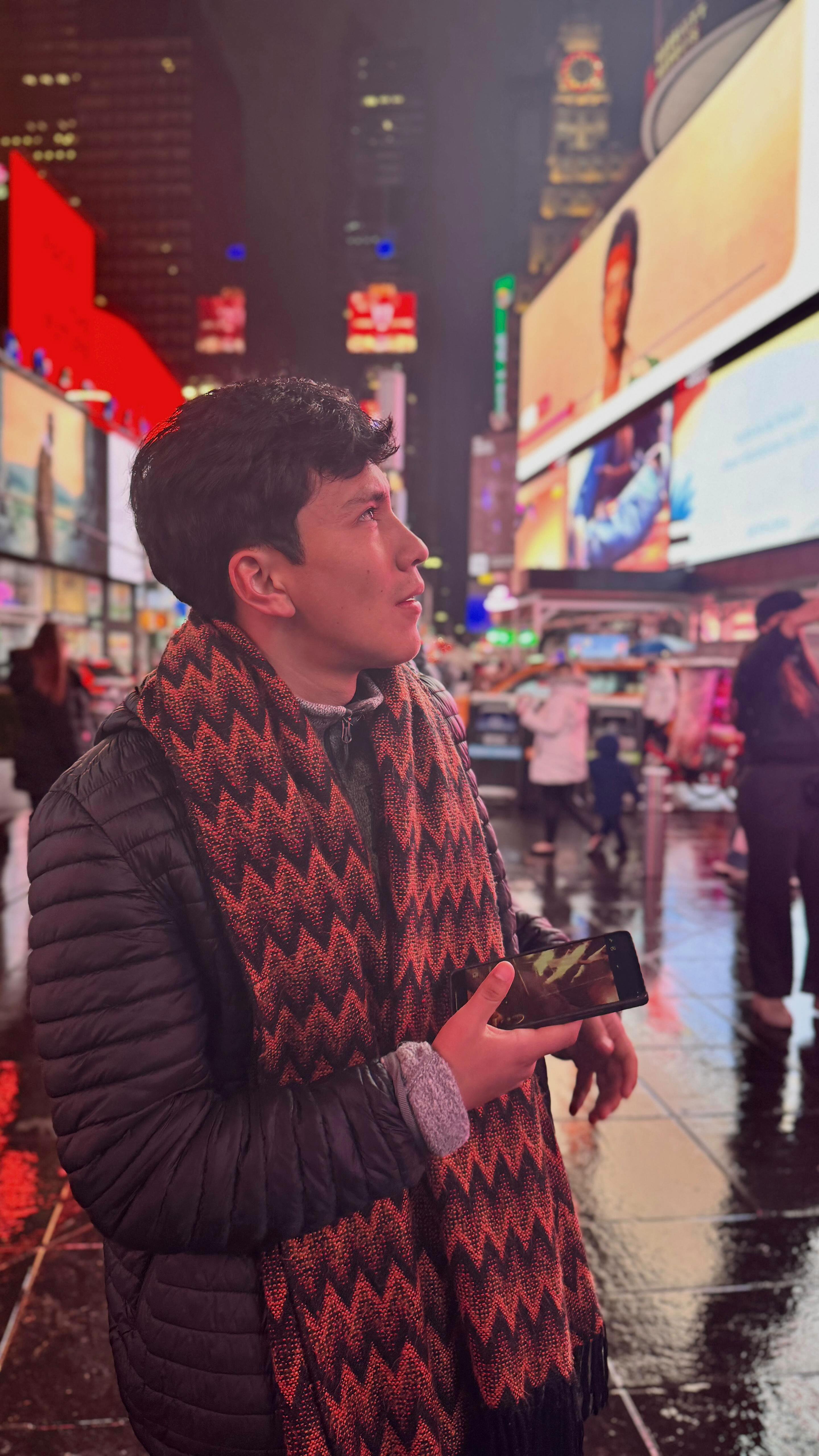 ✨🇺🇸 Conoce a Luis en su primera experiencia internacional
 
Luis es uno de los participantes de My First Experience 2025–2026, y hoy nos comparte un momento especial de su viaje Work and Travel ✈️🌍
 
Durante su visita a la North Carolina State University, pudo recorrer el campus y conocer su impresionante biblioteca, descubriendo todo lo que este espacio académico tiene para ofrecer 📚🏫
 
En esta experiencia, Luis nos cuenta un poco más sobre sus intereses, sus primeras impresiones del viaje y cómo está viviendo esta aventura internacional que ya está marcando su vida.
 
👉 Si tú también quieres vivir una experiencia como la de Luis, contáctanos.
Tú puedes ser el próximo en viajar, aprender y crecer con nosotros ✨
